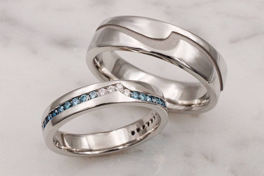 White and Royal Ocean Diamond Wave Straight Wedding Band